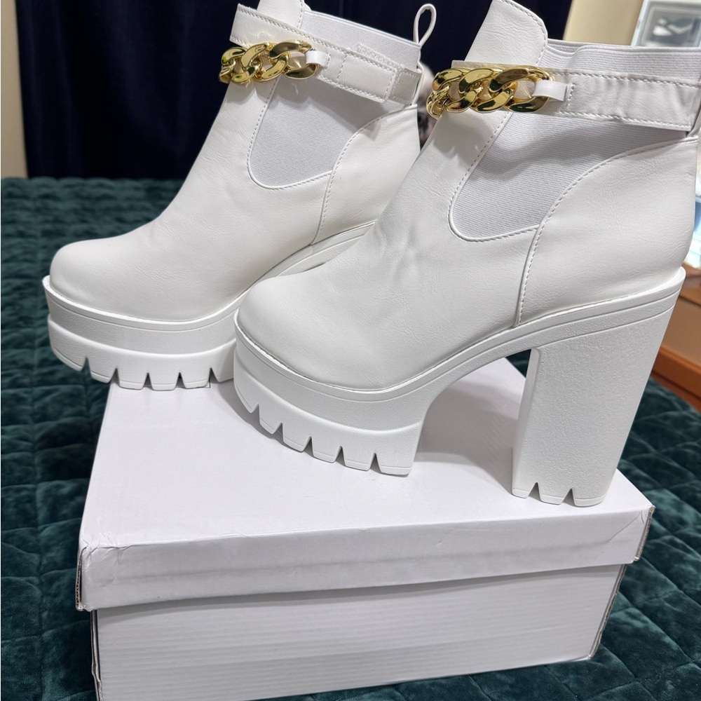 Source Unknown White Heeled Boots with Gold Chain